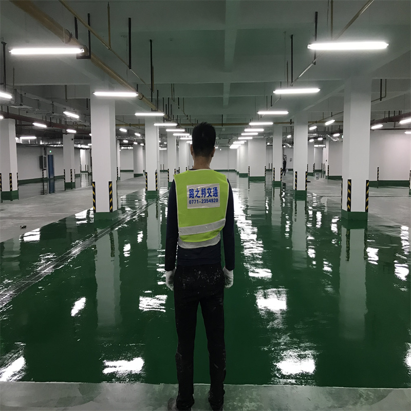 环氧树脂地坪盲目施工会导致地面分层、气泡问题