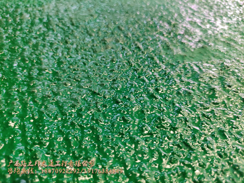 彩色陶瓷颗粒防滑路面产品特点是什么？