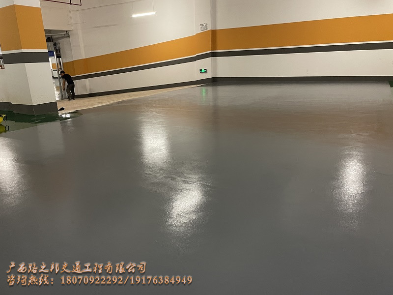 东兴-金刚砂耐磨地坪怎么打蜡维护？(图2)