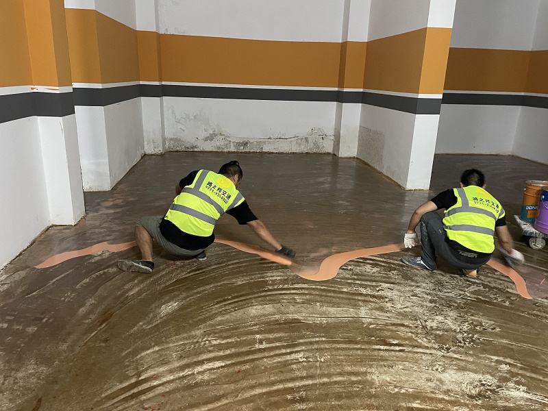 环氧地坪漆施工地面起砂的原因  